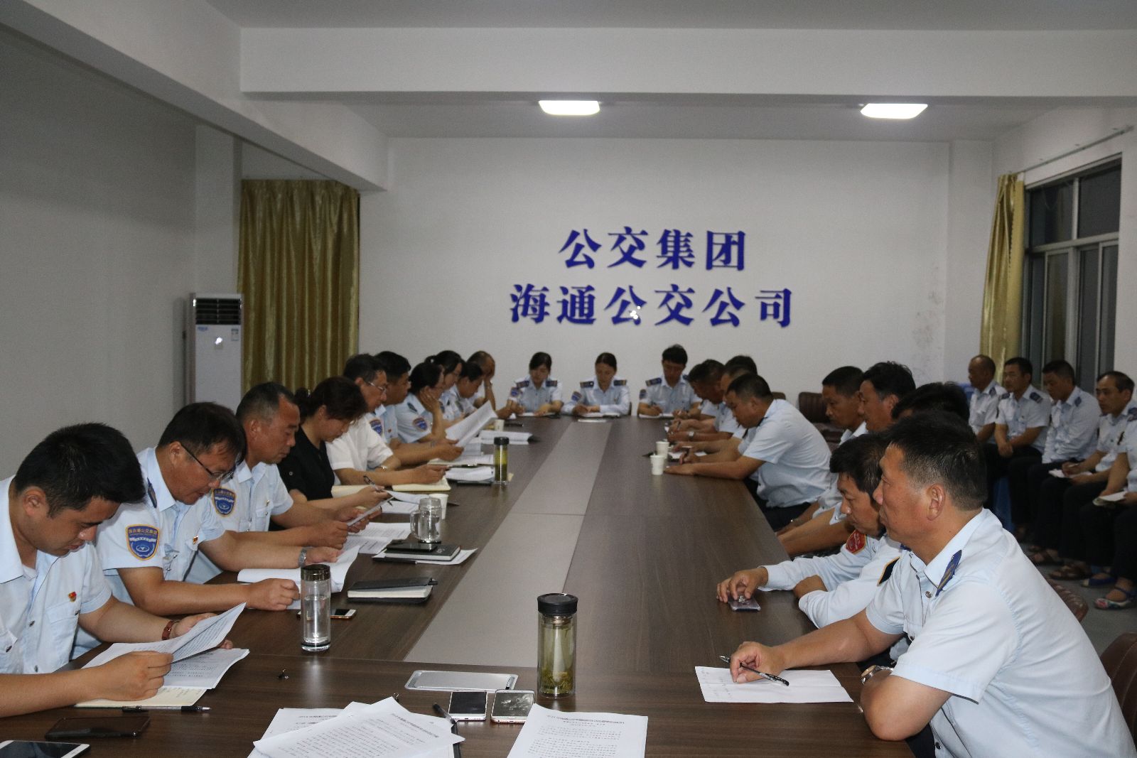 公交集團(tuán)海通公交公司黨總支、佳連公司黨支部召開(kāi)“進(jìn)一步解放思想激勵(lì)新時(shí)代新?lián)?dāng)新作為”專(zhuān)題組織生活會(huì)